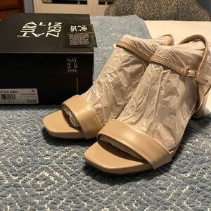 Naturalizer Womens Sandals in Beige Size 10 W